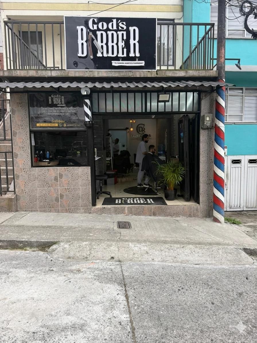 Fachada de God's Barber con su poste de barbería en La Sultana