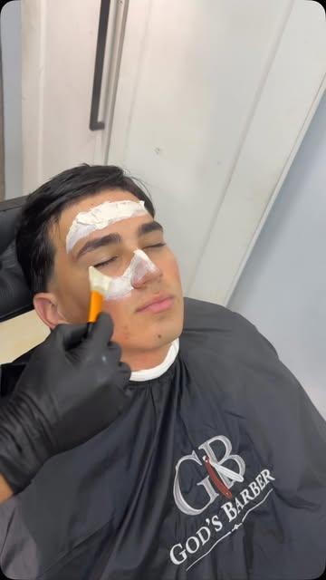 Aplicación de mascarilla facial con pincel