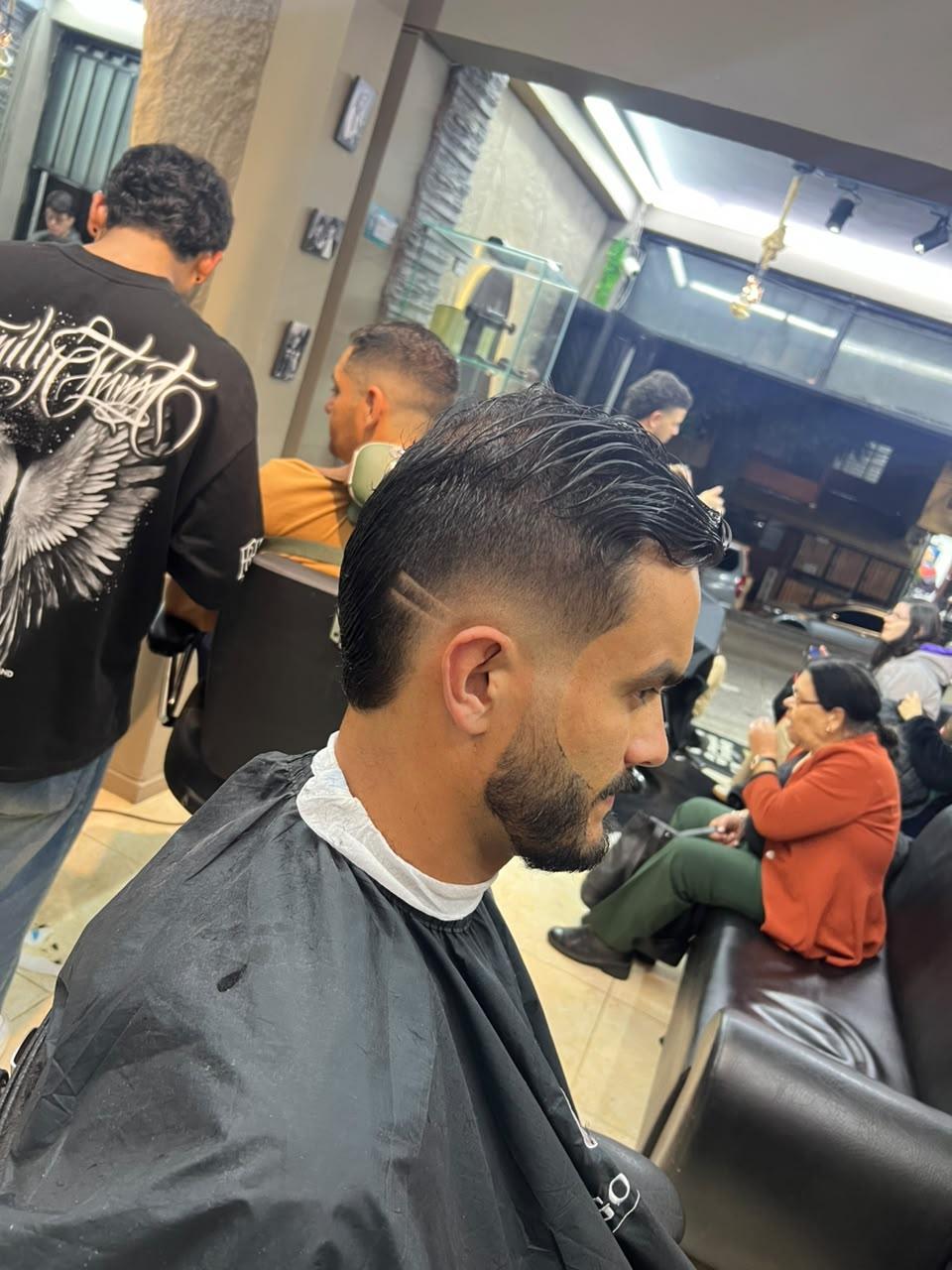 Cliente con corte y peinado terminado
