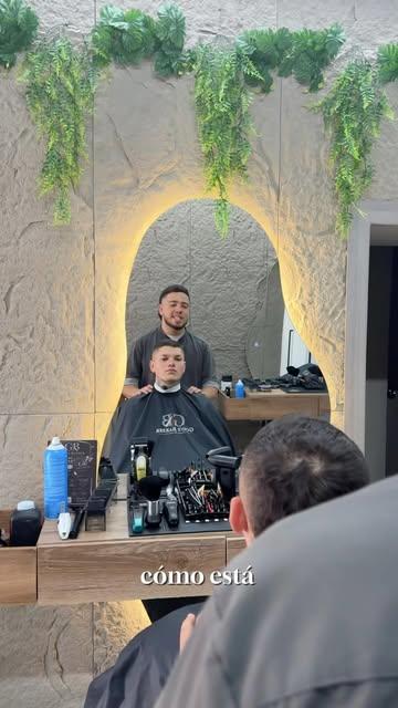 Cliente relajado durante el ritual frente al espejo en arco